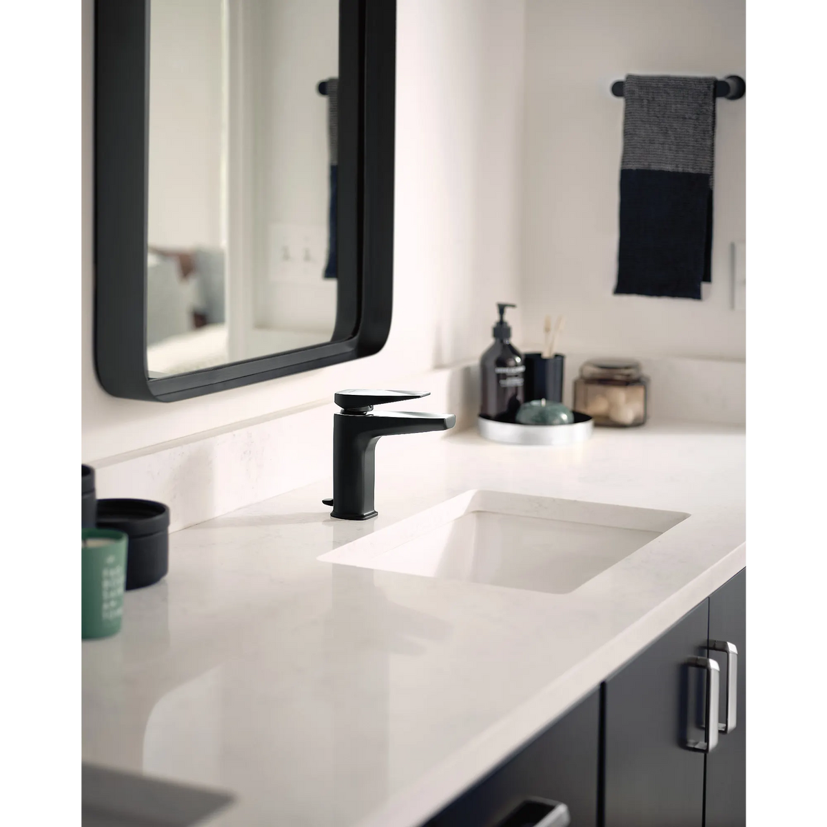 Moen Genta LX Hand Towel Bar BH3886 in Matte Black (BH3886BL) - view 8