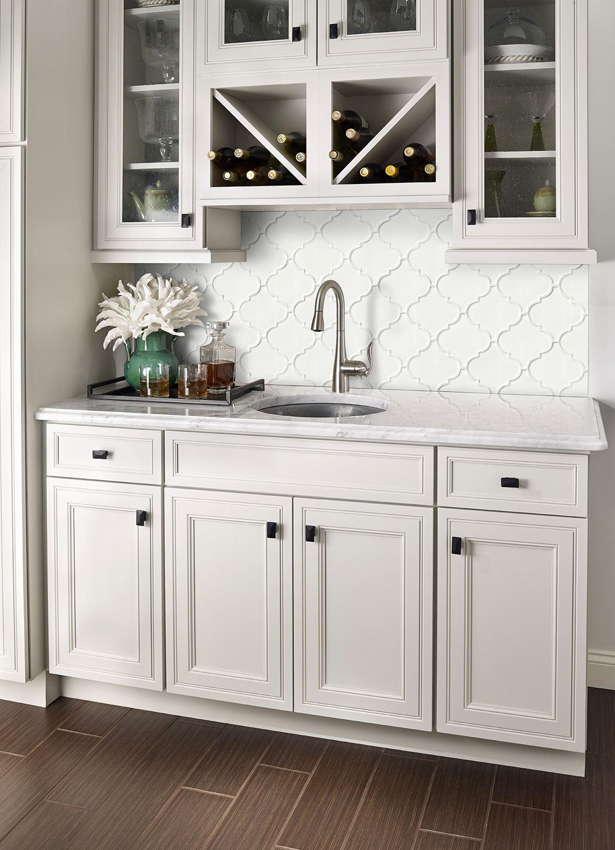 MSI Whisper White Arabesque Glossy Ceramic mosaic (SMOT-PT-WW-ARABESQ) – MSI room scene