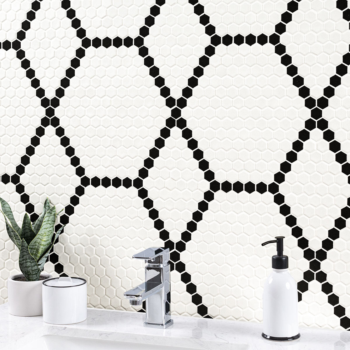 MSI White & Black Hive Pattern 1" Hexagon Matte Porcelain mosaic (SMOT-PT-RETBIANER-HIVM) – MSI room scene