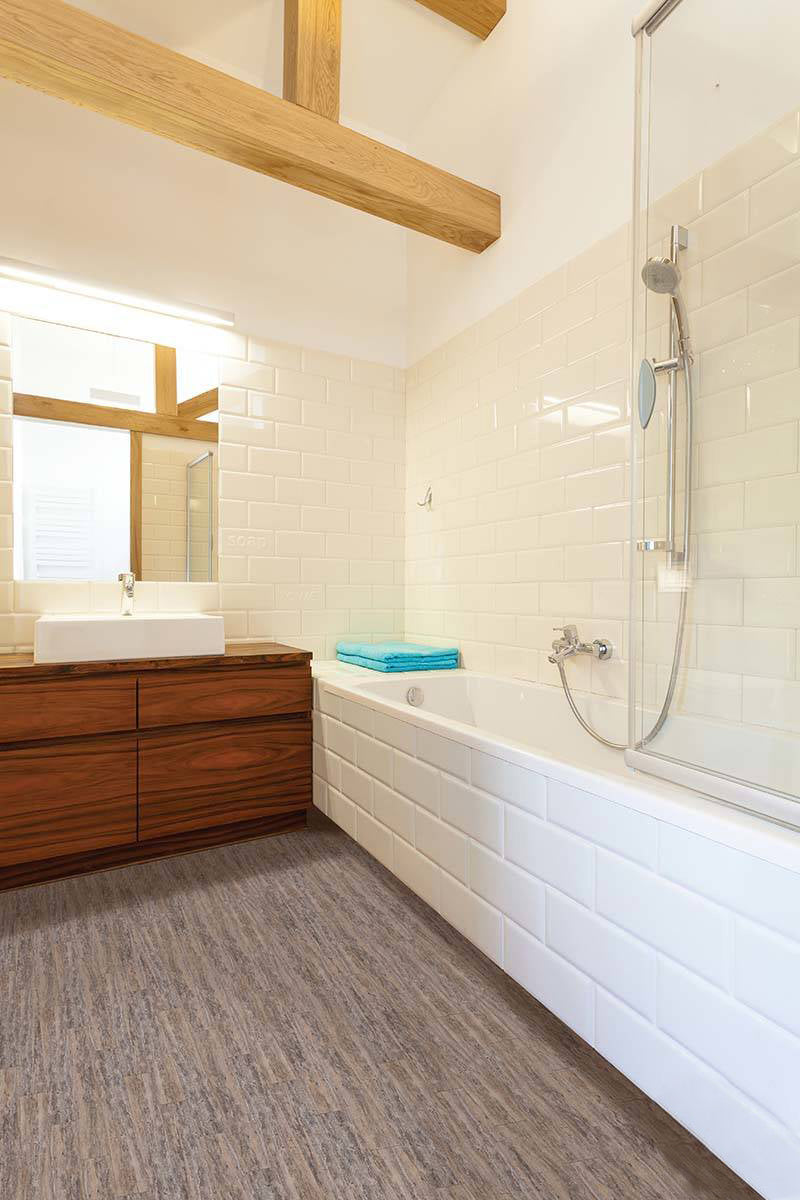 MSI Silver Vein Cut 12 x 24 Honed Travertine tile (TTSILTRVC1224HF) – MSI room scene